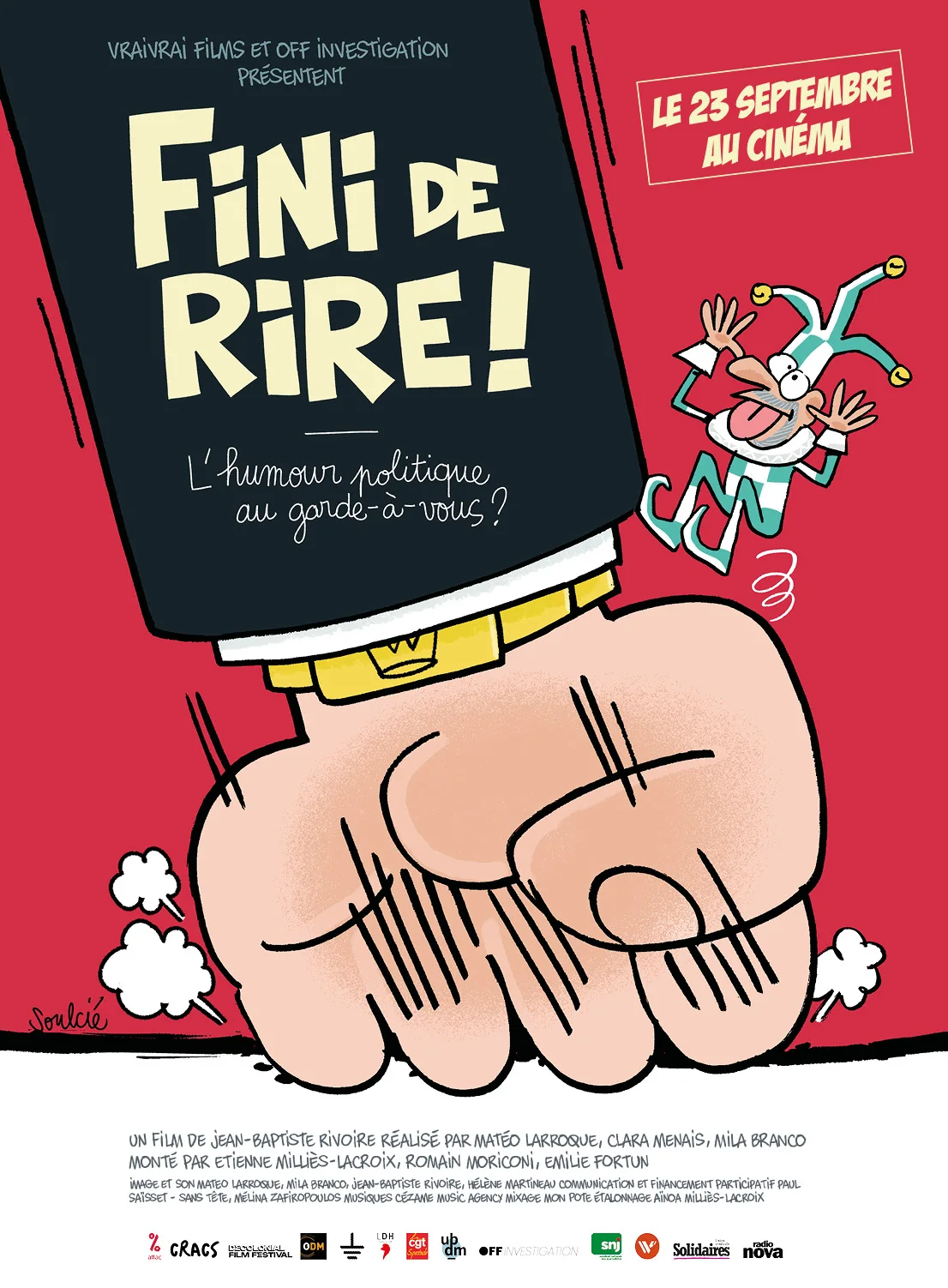 Affiche de Fini de rire ! : un immense poing domine un petit bouffon sur un fond rouge, image de la confrontation entre pouvoir et satire.